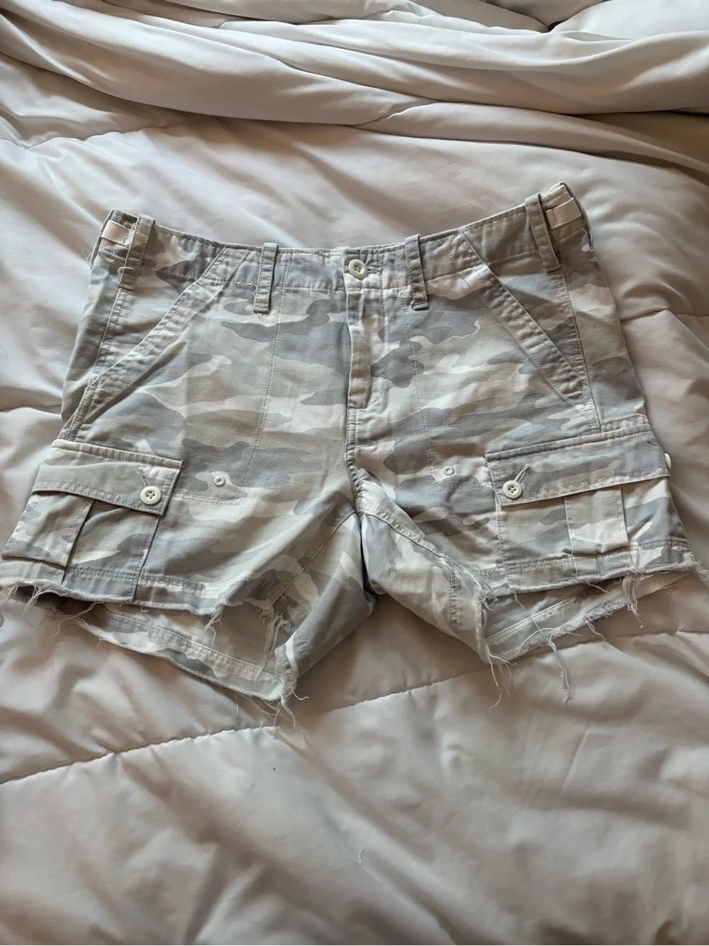 Women’s G1 Goods cargo camo shorts - Picture 1 of 4